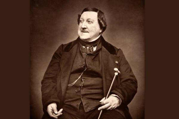 Historische Fotografie des Komponisten Giacomo Rossini mit Gehstock und Zigarre in der Hand, bekleidet mit Anzug und Weste