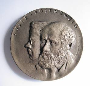 Runde Medaille mit den Profilen von Martin Buber und-Franz Rosenzweig