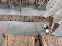 Die mit Holz verschlossene Fahrrille der Betonschiebewände in der Maria-Magdalena-Kirche wird mit einem Langstock abgefahren.