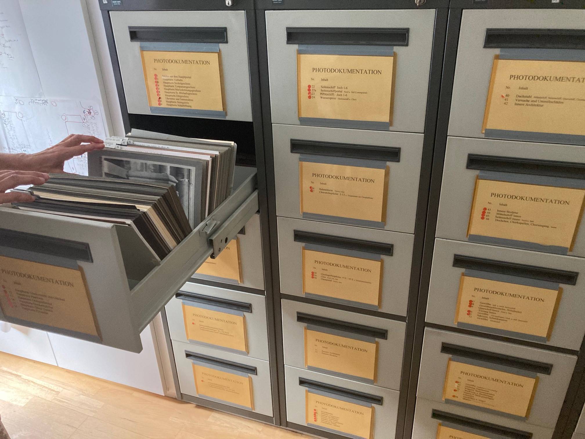 Quelle: EAF, ID 139 Münsterbauverein, Blick in die Fotosammlung