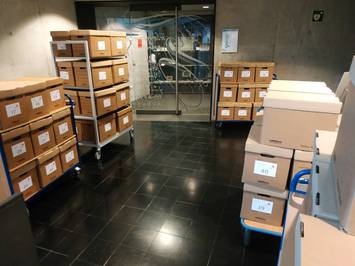 Bild von verschiedenen verpackten Kirchenbüchern die zur Abholung bereitstehen