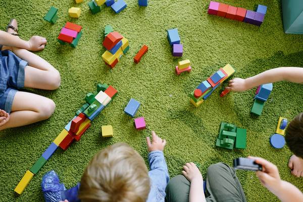Quelle: Foto von Ksenia Chernaya: https://www.pexels.com/de-de/foto/spielen-schule-bunt-kinder-8535193/