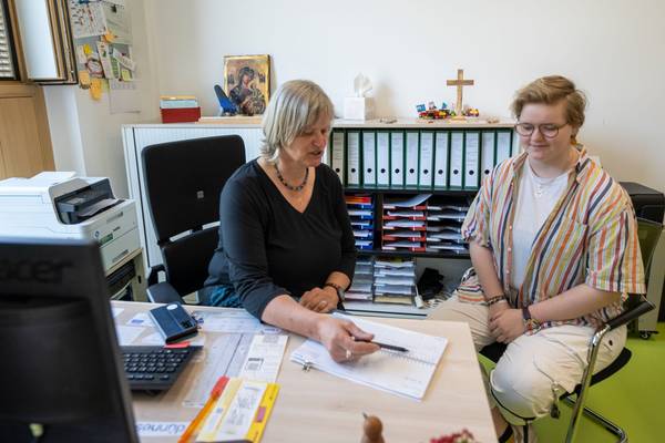 Foto einer Kita-Leitung mit einer Mitarbeiterin im Büro